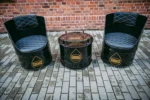 Salon en tonneaux métal upcyclés avec deux fauteuils et table basse industrielle
