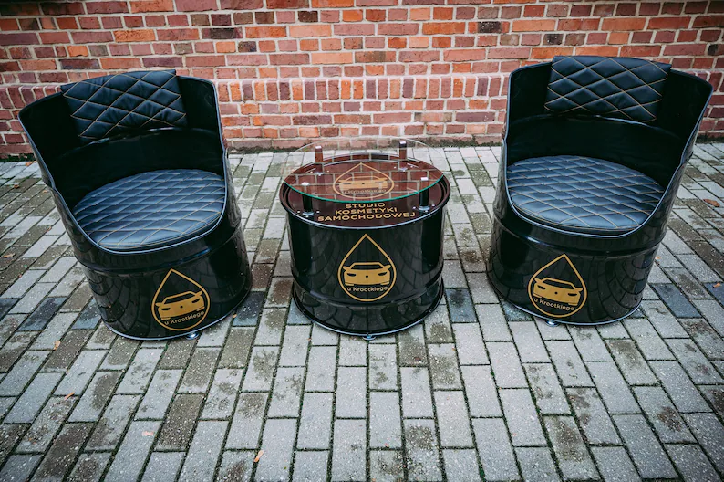 Salon en tonneaux métal upcyclés avec deux fauteuils et table basse industrielle