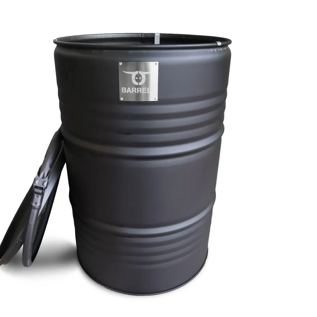 Barbecue BarrelQ Big Robust 200L en baril métal thermolaqué dans un jardin