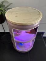 Table basse en tonneau métal recyclé avec plateau en verre et pieds bois