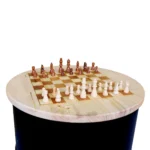 Mange-debout upcyclé en baril métal 200L avec plateau échiquier en bois – Table haute industrielle 90 cm – Image 2