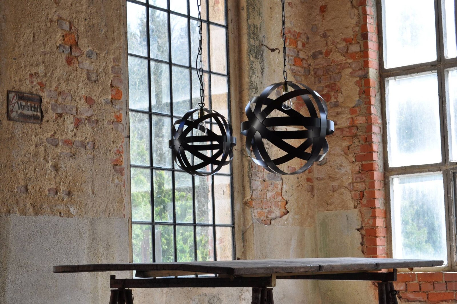 Lampe suspension industrielle en tonneau métal upcyclé vue de face Lampe suspension industrielle en tonneau métal upcyclé vue de face