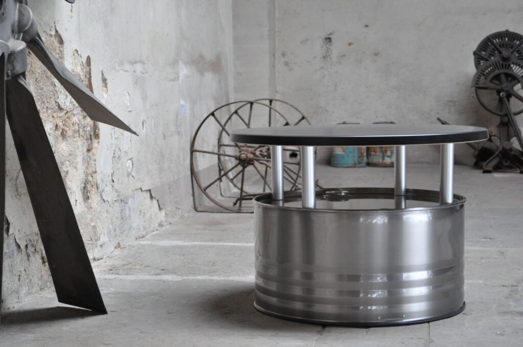 Table basse en tonneau métal upcyclé avec plateau Ø70 cm