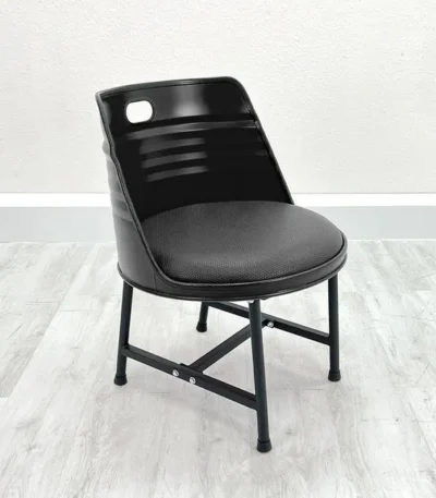 Chaise tonneau métal rembourrée design industriel vue de face