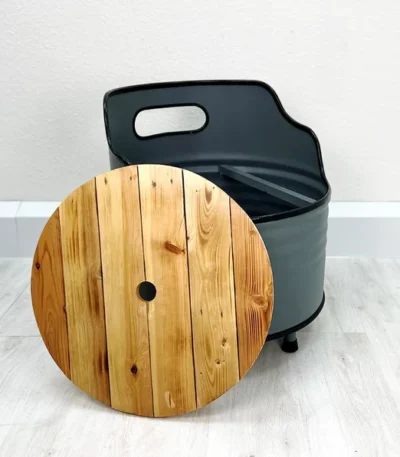 Fauteuil en tonneau métal upcyclé Lou avec assise bois et rangement intégré