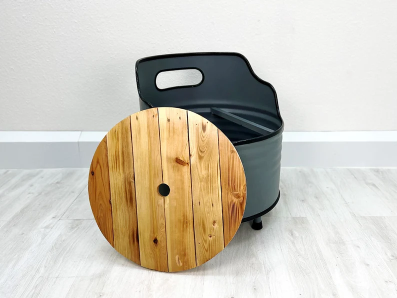 Fauteuil en tonneau métal upcyclé Lou avec assise bois et rangement intégré Fauteuil en tonneau métal upcyclé Lou avec assise bois et rangement intégré