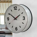 Horloge murale industrielle fabriquée à partir d’un tonneau métal recyclé 60L