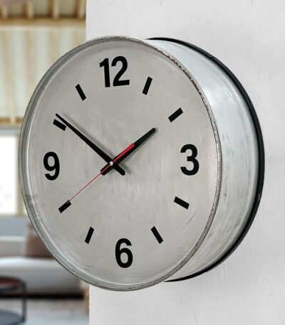 Horloge murale industrielle fabriquée à partir d’un tonneau métal recyclé 60L