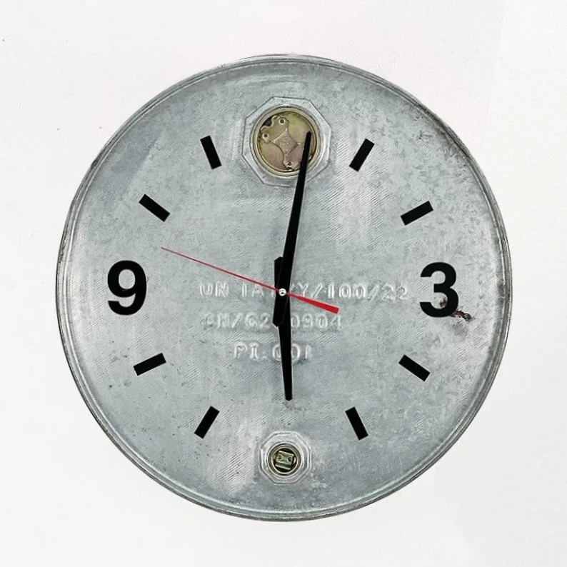 Horloge murale baril métal upcyclé Foxy diamètre 42 cm vue de face