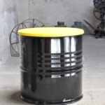 Table tonneau métal 200L upcyclée avec plateau bois design industriel