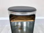 Tabouret en fût métal upcyclé "Tom" avec rangement – Design industriel éco-responsable – Image 2