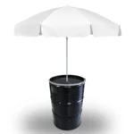 Tonneau métal 200L upcyclé Barrelsol avec parasol blanc sur terrasse