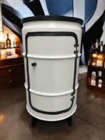 Petit meuble bar en fût métal upcyclé avec porte et étagères – Design industriel sur pieds bois – Image 4