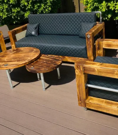 Salon industriel upcyclé avec fauteuils club et baril décoratif