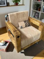 Salon industriel upcyclé avec fauteuils club, tables d’appoint et baril déco – Mobilier artisanal éco-responsable – Image 2