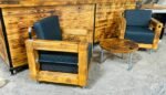 Salon industriel upcyclé avec fauteuils club, tables d’appoint et baril déco – Mobilier artisanal éco-responsable – Image 3