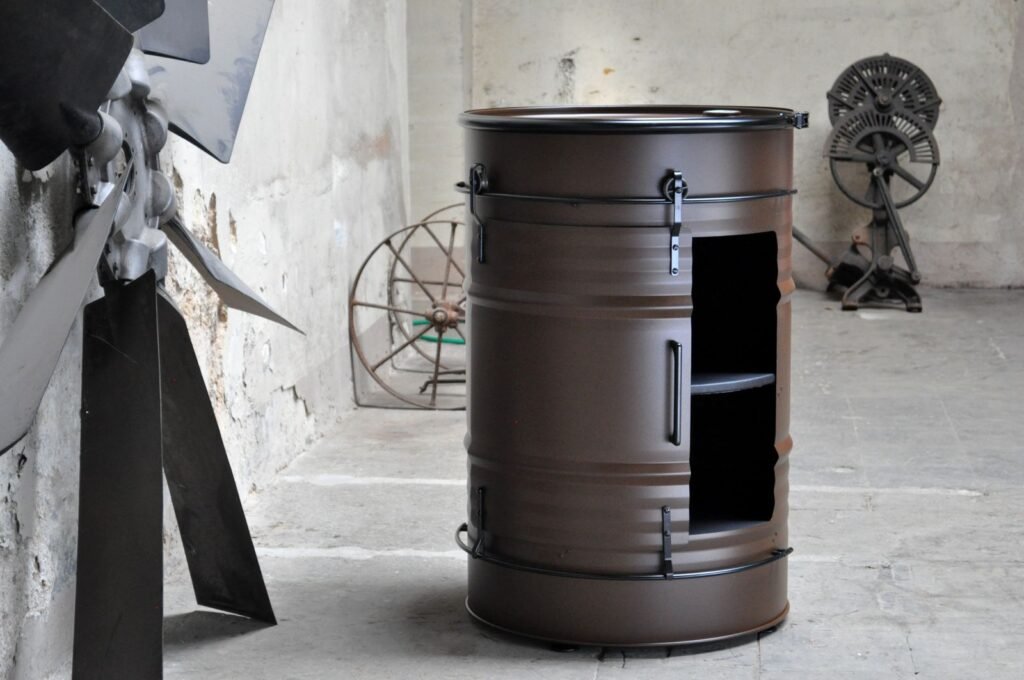 Armoire en tonneau métal 200L upcyclée avec finition industrielle