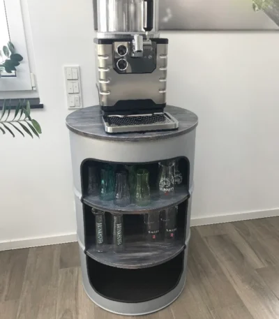 Tonneau métal upcyclé avec étagères intérieur style industriel