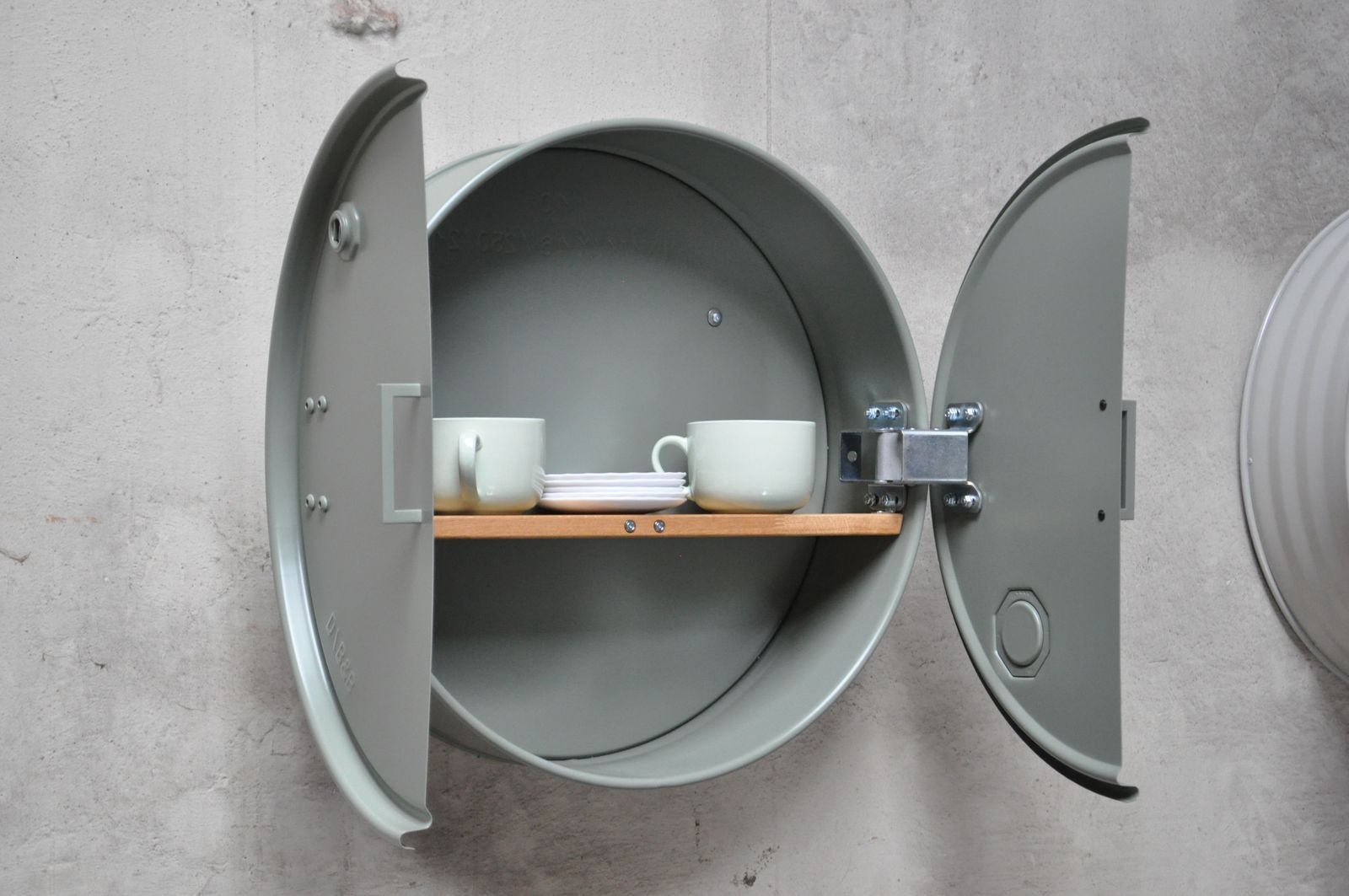 Meuble mural upcyclé en fût métallique thermolaqué Meuble mural upcyclé en fût métallique thermolaqué