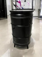 Petit meuble bar en fût métal upcyclé avec porte et étagères – Design industriel sur pieds bois – Image 2