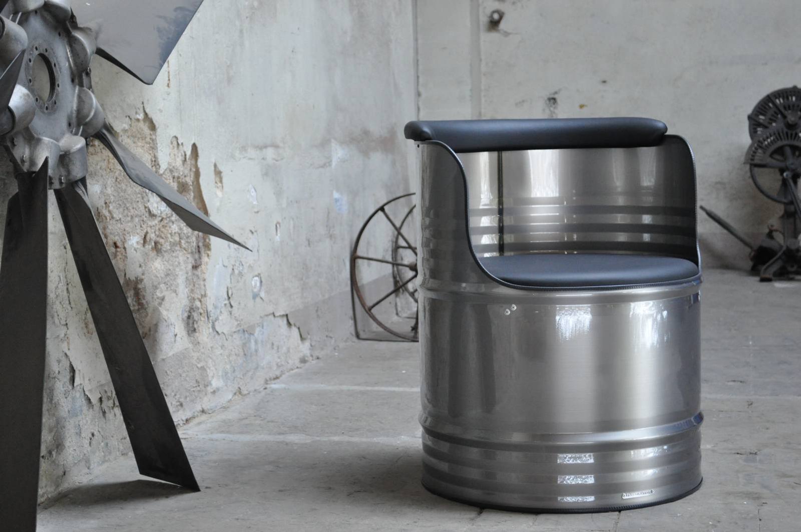 Fauteuil tonneau métal 200L upcyclé avec assise rembourrée Fauteuil tonneau métal 200L upcyclé avec assise rembourrée