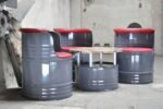Salon en tonneaux métal 200L upcyclés avec fauteuils et table industrielle