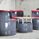 Salon en tonneaux métal 200L upcyclés avec fauteuils et table industrielle
