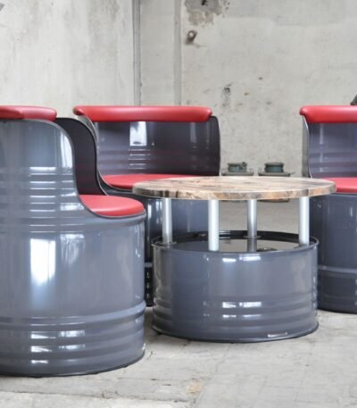 Salon en tonneaux métal 200L upcyclés avec fauteuils et table industrielle