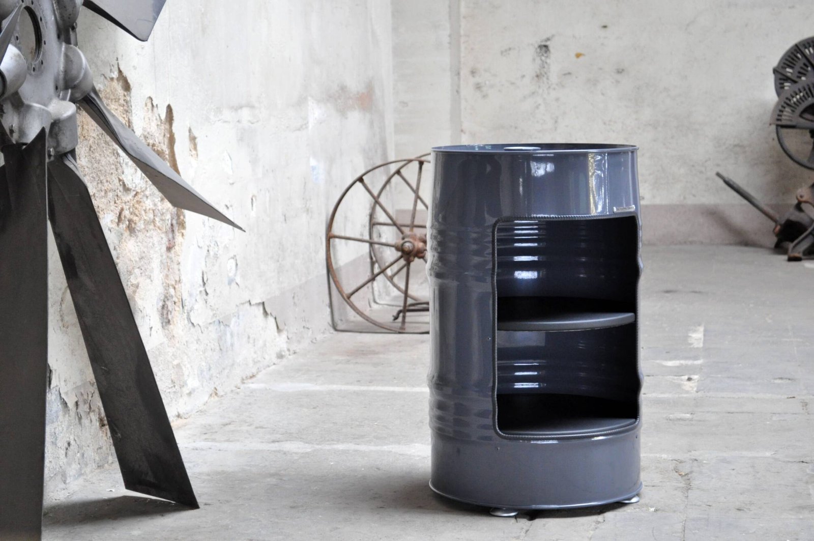 étagère industrielle en tonneau métal upcyclé 60 litres étagère industrielle en tonneau métal upcyclé 60 litres