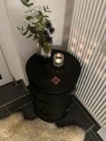 Meuble tonneau métal upcyclé avec porte et étagères – Petit baril déco industriel sur pieds bois – Image 3