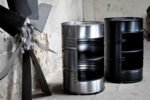 Étagère en tonneau métal 200L upcyclé – Meuble industriel avec pieds – Image 3