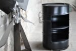 Étagère en tonneau métal 200L upcyclé – Meuble industriel avec pieds – Image 2
