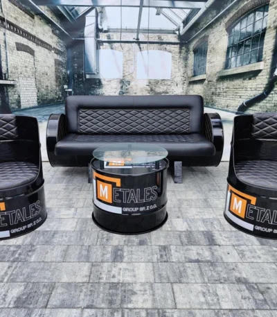 Salon upcyclé en fûts métalliques avec canapé fauteuils et table basse