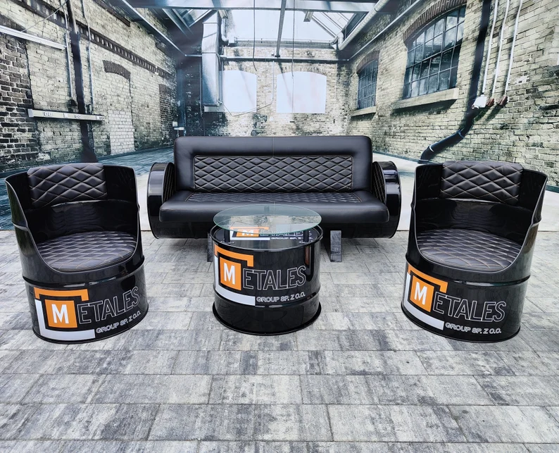 Salon upcyclé en fûts métalliques avec canapé fauteuils et table basse