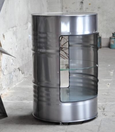 Étagère en tonneau métal upcyclé 200L avec étagères en verre