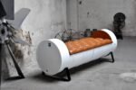 Banc industriel en tonneaux métal 200L upcyclés – 3 places avec coussin capitonné – Image 3