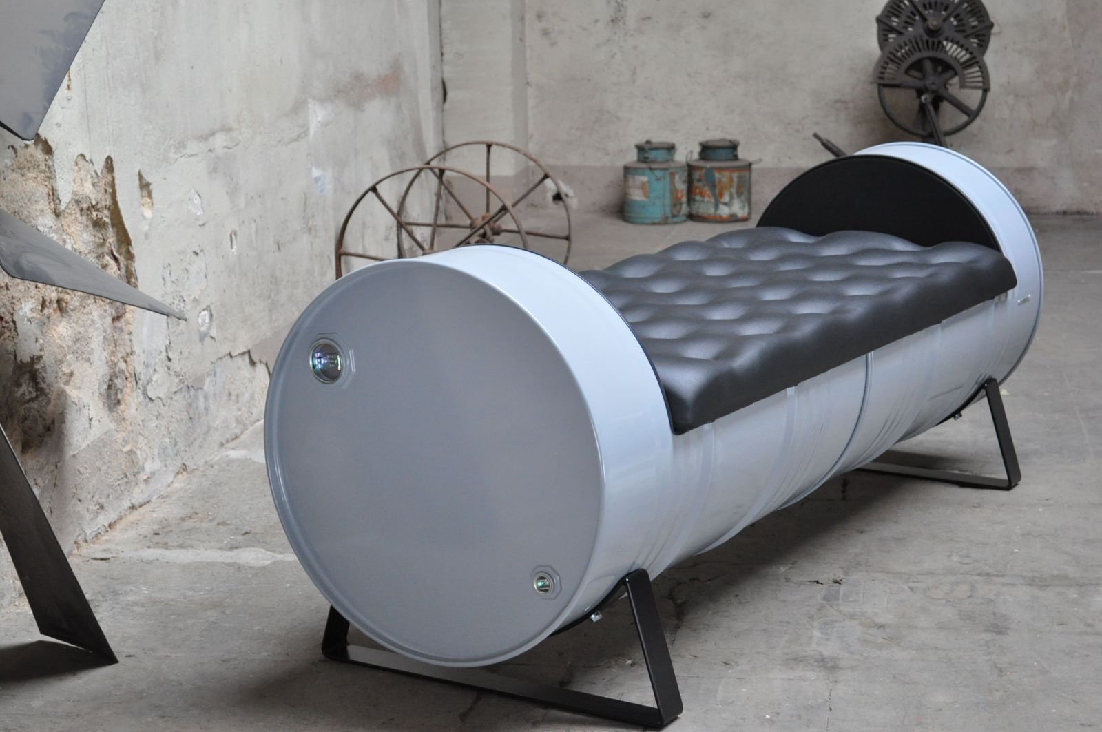 Banc industriel 3 places en tonneaux métal 200L upcyclés Banc industriel 3 places en tonneaux métal 200L upcyclés