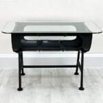 Table à manger en fût métal recyclé avec plateau en verre design industriel