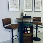 Table haute en tonneau métal recyclé avec plateau bois finition miel