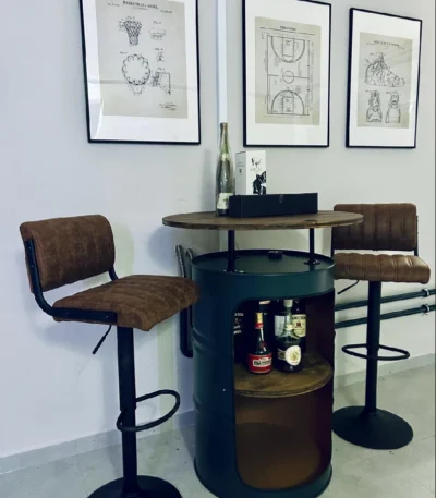 Table haute en tonneau métal recyclé avec plateau bois finition miel