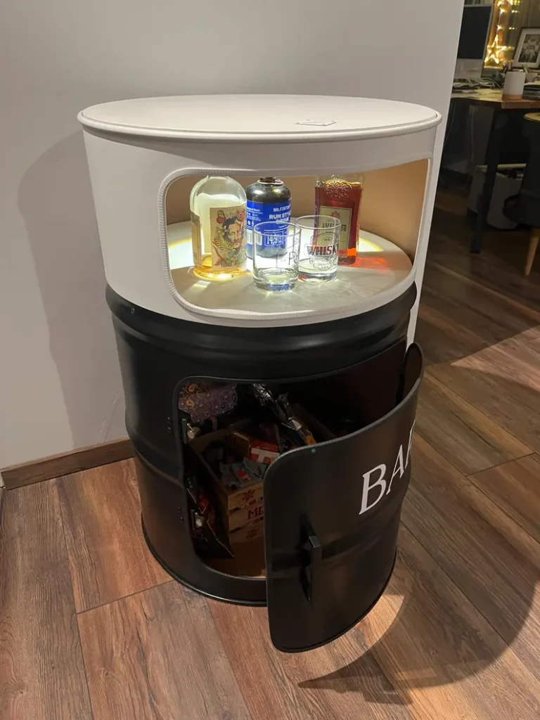 Bar en baril métal upcyclé avec éclairage LED intérieur