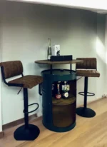 Table haute en tonneau métal upcyclé avec plateau bois et étagère intégrée – Design industriel – Image 3