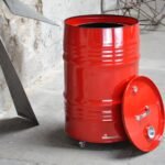 Poubelle en fût métal 60 litres avec couvercle et poignée design industriel