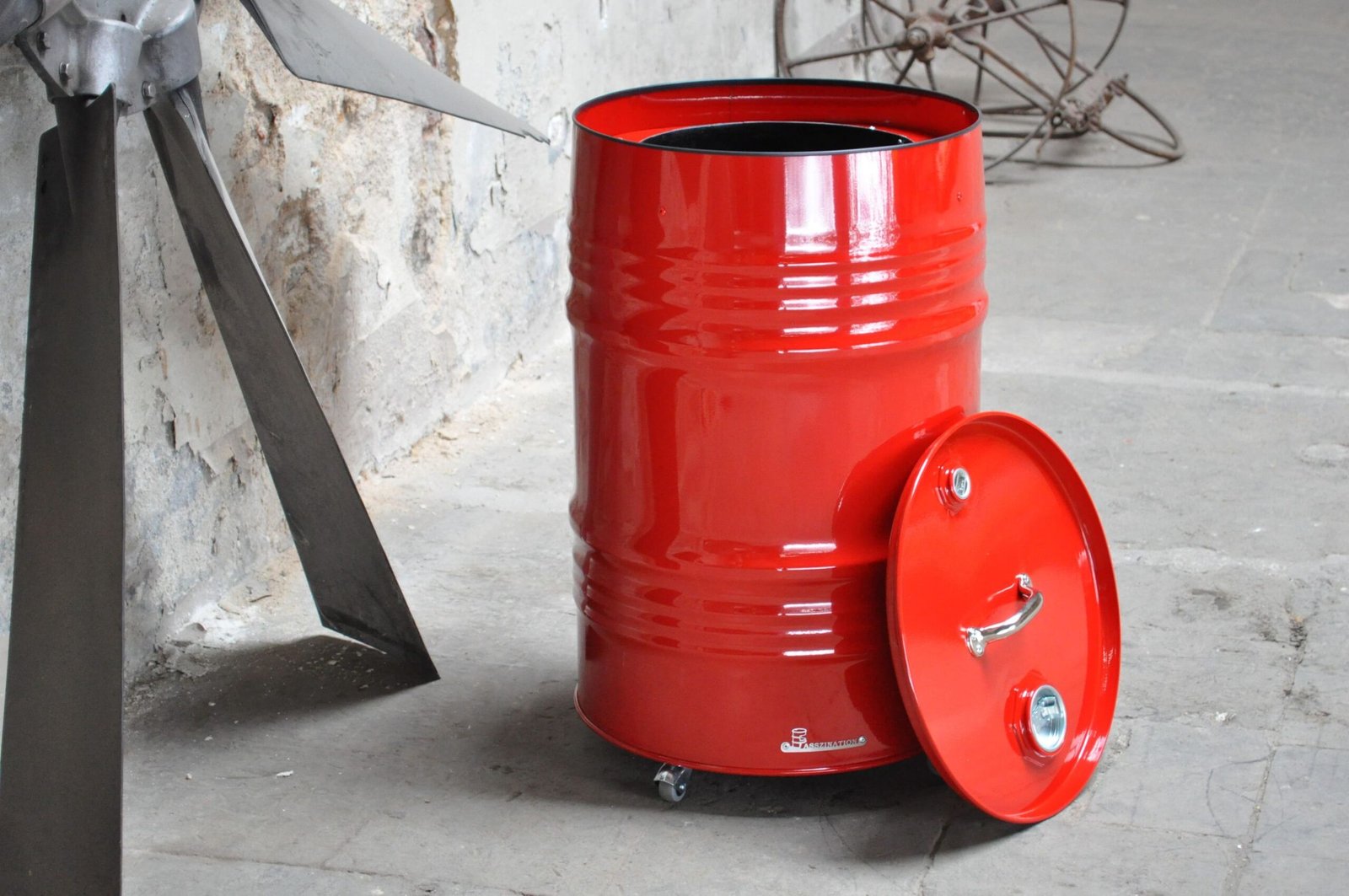 Poubelle en fût métal 60 litres avec couvercle et poignée design industriel Poubelle en fût métal 60 litres avec couvercle et poignée design industriel