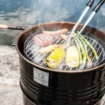 Barbecue Tonneau Métal Upcyclé BarrelQ Small 60L – Brasero & Table d’Appoint Multifonction – Image 3