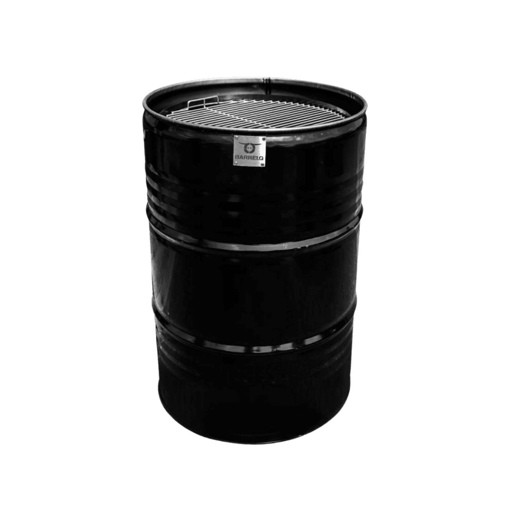 Barbecue BarrelQ 200L en baril métal upcyclé dans un jardin