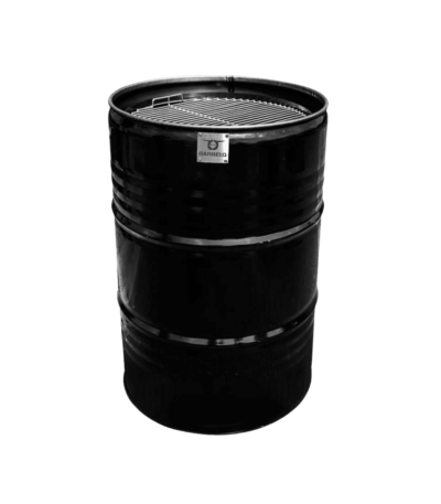 Barbecue BarrelQ 200L en baril métal upcyclé dans un jardin