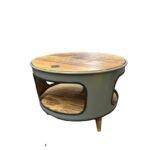 Table basse en baril métal upcyclé avec étagères et pieds bois