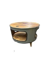 Table basse en baril métal upcyclé avec étagères et pieds bois