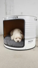 Niche pour chien en baril métal upcyclé avec plateau en bois naturel